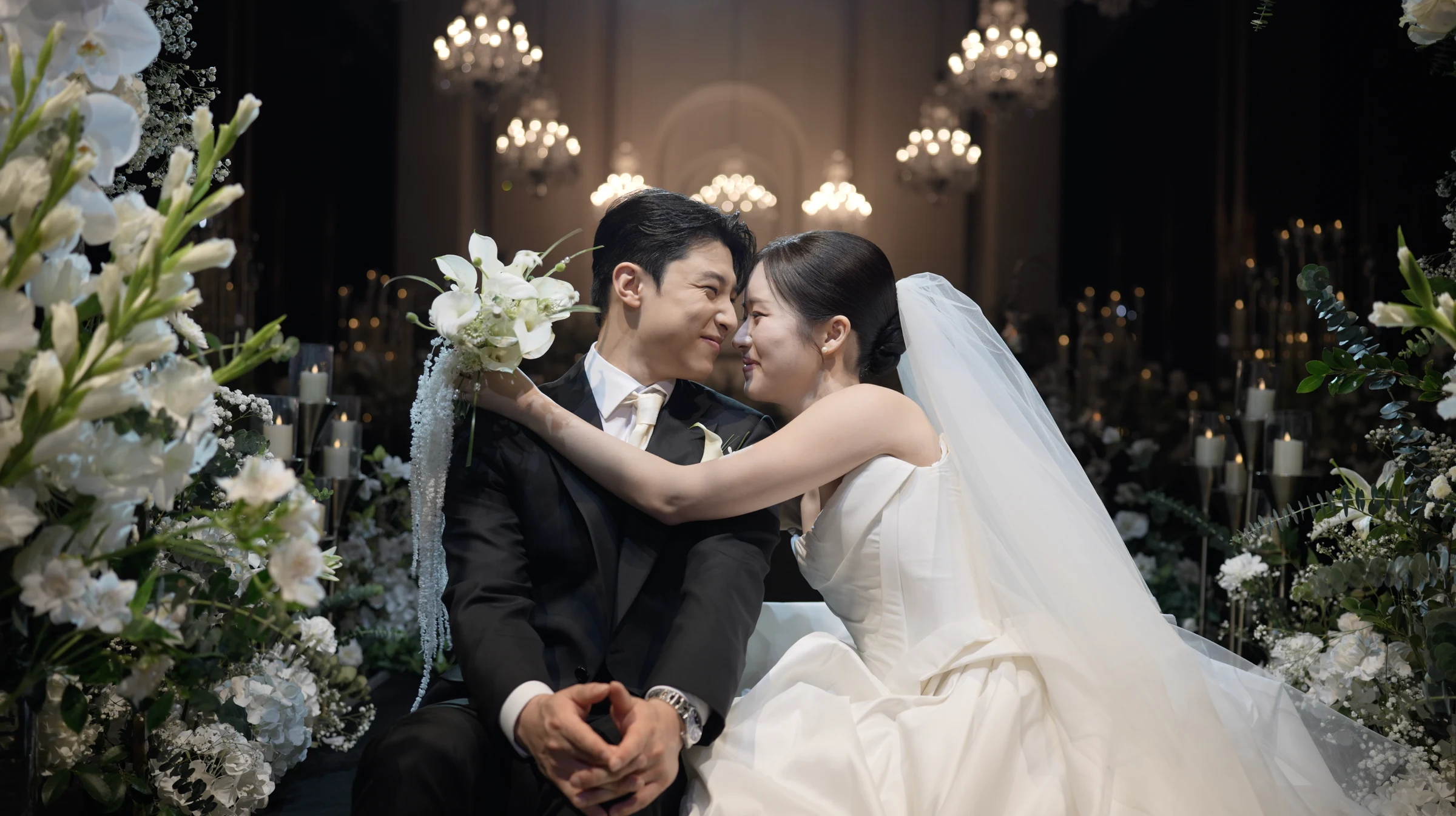 서로를 바라보는 신랑과 신부의 웨딩 사진